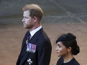 Kontroversi Harry-Meghan Gandengan Tangan Saat Prosesi Ratu Elizabeth II