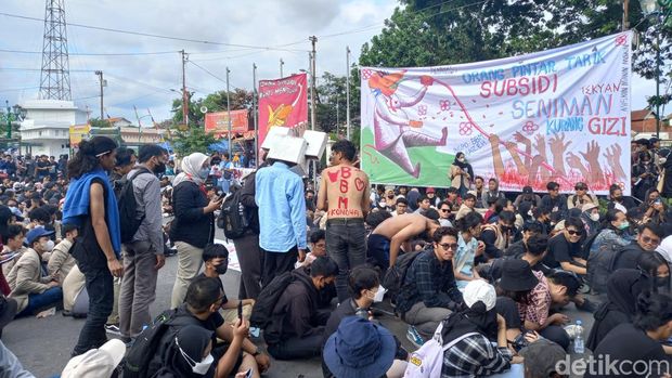Panggung Rakyat dari massa demo BBM di depan Gedung Agung Istana Kepresidenan Jogja, di Jalan Malioboro, Kamis (15/9/2022).