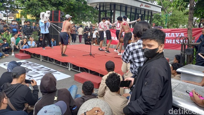Panggung Rakyat dari massa demo BBM di depan Gedung Agung Istana Kepresidenan Jogja, di Jalan Malioboro, Kamis (15/9/2022).