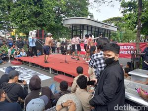 Massa Demo BBM Jogja Gelar Panggung Rakyat di Depan Istana Kepresidenan
