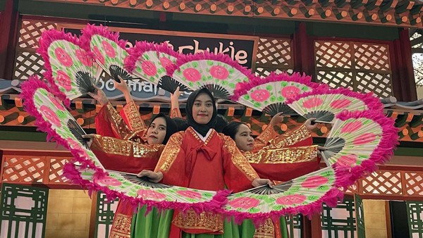 Dalam festival ini terdapat beragam rangkaian kegiatan memperkenalkan kebudayaan Korea, mulai dari Korean Traditional Music, Buchaechum, Fan Dance, dan Five Drums Dance.