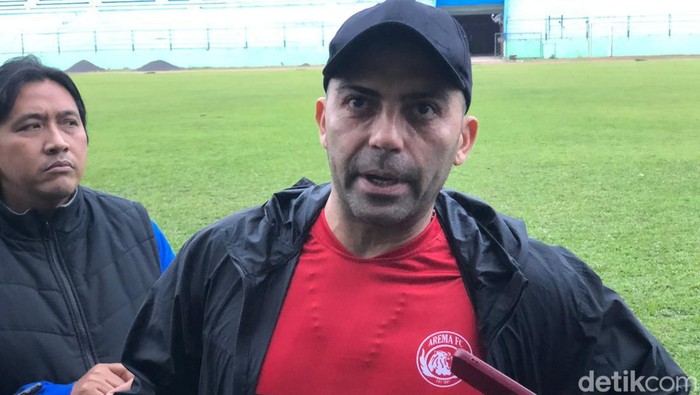 Pelatih Arema FC Javier Roca akan betandang melawan mantan anak asuhnya di Persik Kediri
