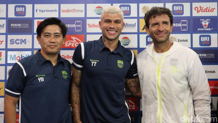 Pelatih Persib Luis Milla, striker Persib Ciro Alves (tengah) dan pelatih fisik Persib Yaya Sunarya (kiri)
