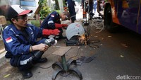 Peserta terlihat cekatan saat berlatih ngelas. Pelatihan ini juga sebagai upaya untuk menekan angka pengangguran.