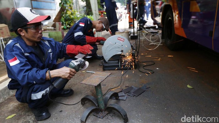 Pelatihan Teknik Pengelasan Peserta mengikuti pelatihan teknik pengelasan di halaman Kantor Kelurahan Pancoran , Jakarta, Kamis (14/9/2022). Pemprov DKI melalui Pusat Pelatihan Kerja Khusus Pengembangan Las (PPKKPL) menyelenggarakan pelatihan las jemput bola secara gratis yang diikuti oleh 10 peserta. Kegiatan yang dilaksanakan selama kurang lebih selama satu bulan ini untuk memberikan keterampilan dan meningkatkan keahlian sekaligus sebagai upaya menekan angka pengangguran.