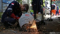 Peserta mengikuti pelatihan teknik pengelasan di halaman Kantor Kelurahan Pancoran, Jakarta Selatan, Kamis (14/9/2022).