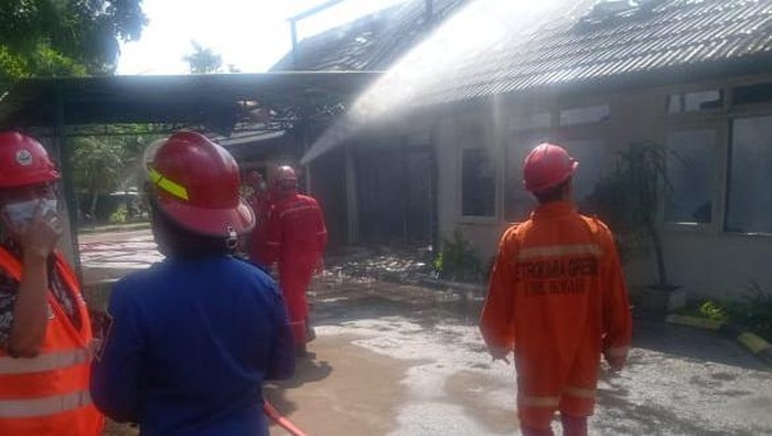 Pemadaman wisma Petrokimia Gresik yang terbakar