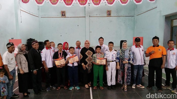 Pembagian uang pembinaan dari KONI dan Ketua Penggerak PKK Pangandaran