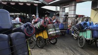 Antrean terlihat tertib. Selama ini nelayan kesulitan mendapatkan solar dan terpaksa harus membeli BBM eceran dengan harga yang berbeda-beda.