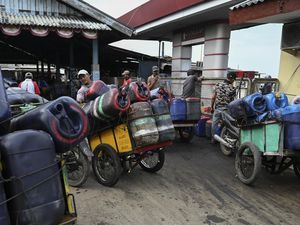 Pasca kenaikan BBM, Begini Suasana Nelayan Jakarta Antre Isi Solar