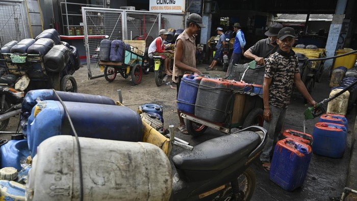PEMBANGUNAN BBM KHUSUS NELAYAN Petugas mengisi BBM jenis solar di SPBU Kampung Nelayan Cilincing, Jakarta, Rabu (14/09/2022). PT Pertamina akan membuat 250 titik SPBU khusus nelayan di Indonesia agar distribusi subsidi BBM tepat sasaran. ANTARA FOTO/Wahyu Putro A/foc.