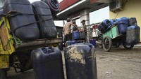 Satu persatu jeriken diisi dengan solar. Nelayan merupakan elemen masyarakat yang terdampak kenaikan harga BBM.