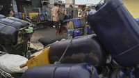Nelayan membawa jerigen tersebut menggunakan gerobak motor.