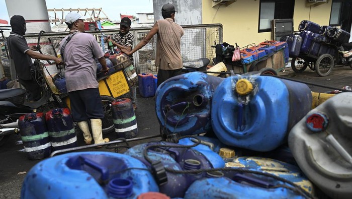 PEMBANGUNAN BBM KHUSUS NELAYAN Petugas mengisi BBM jenis solar di SPBU Kampung Nelayan Cilincing, Jakarta, Rabu (14/09/2022). PT Pertamina akan membuat 250 titik SPBU khusus nelayan di Indonesia agar distribusi subsidi BBM tepat sasaran. ANTARA FOTO/Wahyu Putro A/foc.