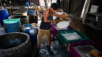 Proses selanjutnya adalah pengasaman atau penggumpalan yang bertujuan untuk menggumpalkan sari kedelai. Biasanya pengrajin menggunakan bahan asam yang dinamakan bibit.