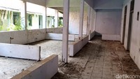 Karena sudah tua dan rapuh, sejak tahun 2014 bangunan tersebut tak lagi digunakan sebagai RSUD Kebumen. Foto: Rinto Heksantoro/detikJateng
