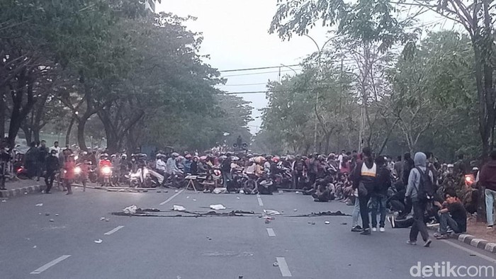Penampakan lalin di Jalan Urip Sumohardjo lumpuh total karena ditutup full oleh mahasiswa.