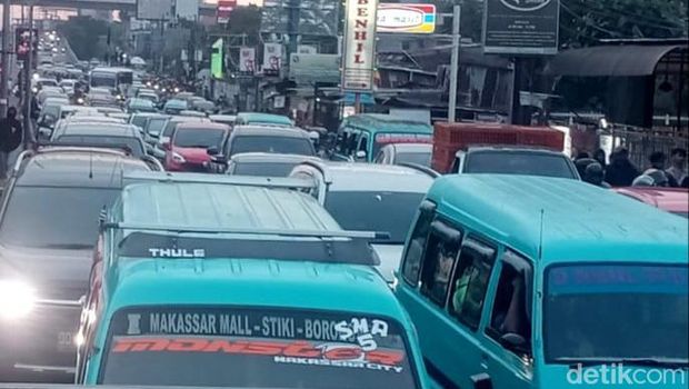 Penampakan lalin di Jalan Urip Sumohardjo lumpuh total karena ditutup full oleh mahasiswa.