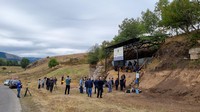 Wartawan dan arkeolog berkumpul di sebuah situs penggalian di Orozmani, Georgia, Kamis (8/9/2022).