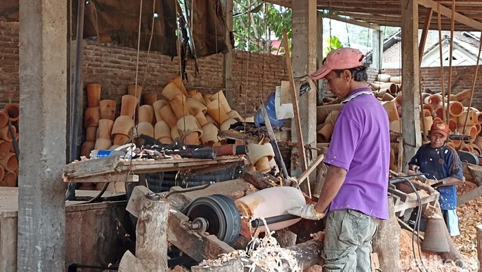 Perajin Kendang Sentul mengurangi produksi dampak kenaikan harga BBM