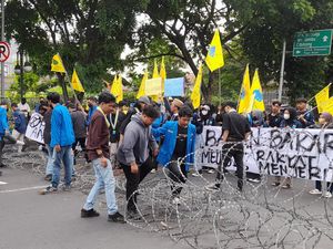 Demo BBM di Istana Bogor, Mahasiswa Terobos dan Rusak Kawat Duri