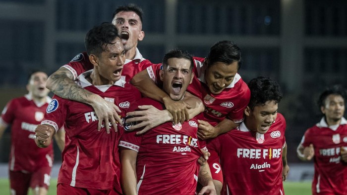 Pesepakbola Persis Solo Alexis Nahuel Messidoro (tengah) berselebrasi usai berhasil mencetak gol ke gawang Madura United pada pertandingan BRI Liga I di Stadion Manahan, Solo, Jawa Tengah, Selasa (23/8/2022). Persis Solo menang atas Madura United dengan skor 1-0. ANTARA FOTO/Mohammad Ayudha/hp.