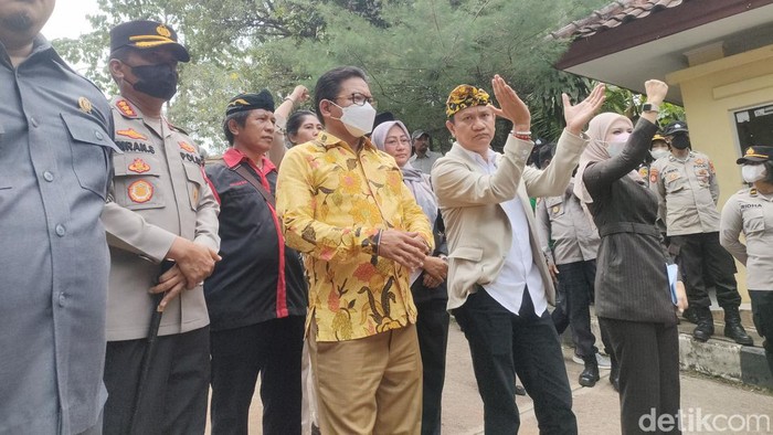 Pimpinan DPRD Kota Depok menemui massa buruh.