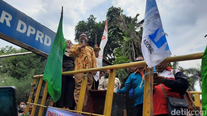 Pimpinan DPRD Kota Depok setuju dengan aspirasi massa buruh agar harga BBM diturunkan. Mereka akan sampaikan aspirasi ke pemerintah pusat. (Dwi Rahmawati/detikcom)