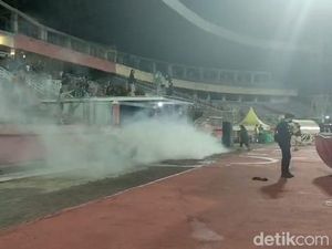 Polisi Lepas Gas Air Mata Saat Suporter Ricuh Usai Laga Persebaya