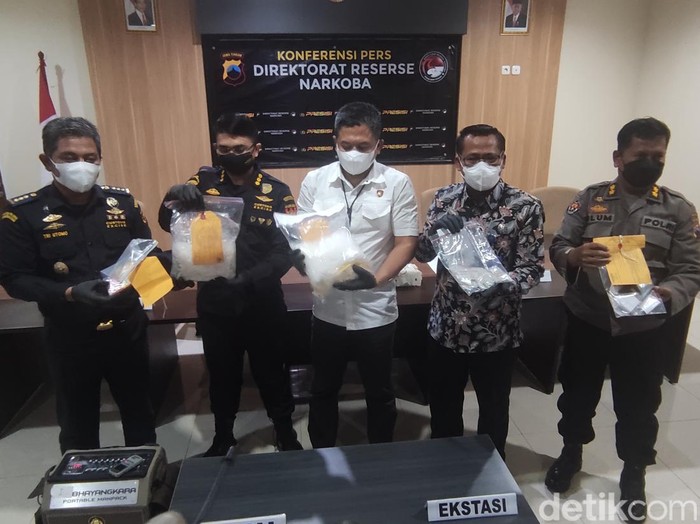 Polisi menunjukkan barang bukti berupa sabu di Mapolda Jateng, Kamis (15/9/2022).