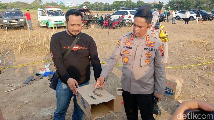 Polisi menyisir kembali lokasi penemuan mayat PNS Iwan, saksi korupsi, Marina Semarang, Kamis (15/9/2022).