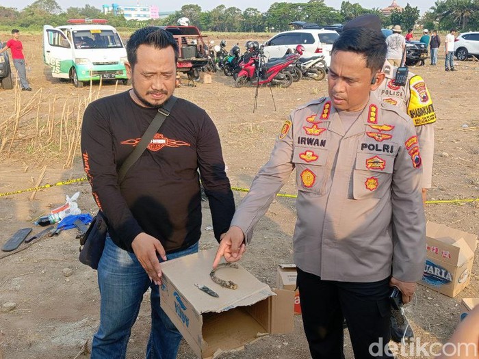 Polisi menyisir kembali lokasi penemuan mayat PNS Iwan, saksi korupsi, Marina Semarang, Kamis (15/9/2022).