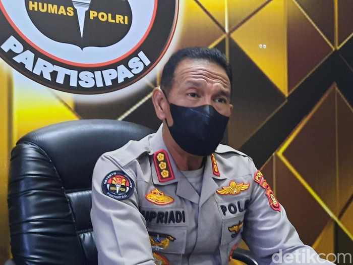 Kabid Humas Polda Sumsel Kombes Supriadi meminta maaf soal polisi pukul polisi militer yang melibatkan anggota kesatuannya tersebut.