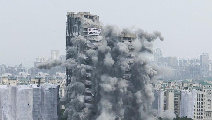 The Supertech Twin Towers collapse following a controlled demolition after the Supreme Court found them in violation of building norms, in Noida, India, August 28, 2022. REUTERS/Anushree Fadnavis   TPX IMAGES OF THE DAY
