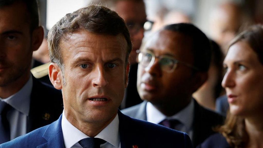 Pemerintah Macron Lolos dari Mosi Tak Percaya Terkait Reformasi Pensiun
