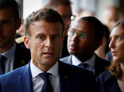 Momen Emmanuel Macron Beri Penghormatan untuk Ratu Elizabeth II
