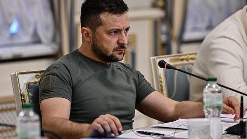 Presiden Zelensky kecelakaan lalu lintas di Kyiv, Ukraina. Pemimpin negara Ukraina dengan nama Volodymyr Zelensky tersebut terlibat kecelakaan mobil.