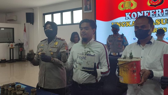 Pria di Bogor ditangkap karena menanam 22 pot ganja