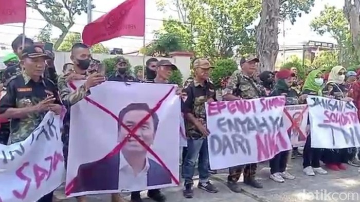 Protes massa dari Ormas di Padang (Jeka Kampai/detikSumut)