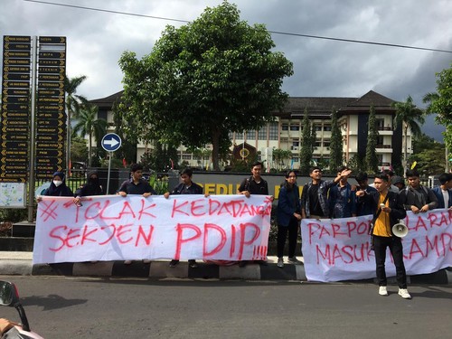 Puluhan mahasiswa Unram tolak kedatangan Sekjen DPP PDIP Hasto Kristiyanto ke Unram, Kamis (15/9/2022).