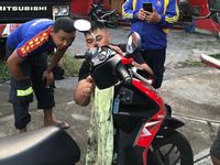 Hiii Seekor Ular Tetiba Keluar Dari Bodi Motor Warga Di Klaten