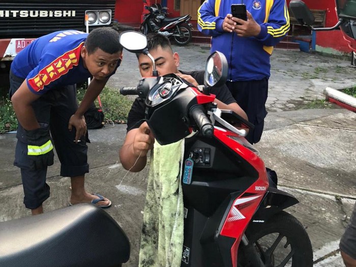Regu 2 Pemadam Kebakaran Satpol-PP Pemkab Klaten evakuasi ular di motor, Kamis (15/9/2022).
