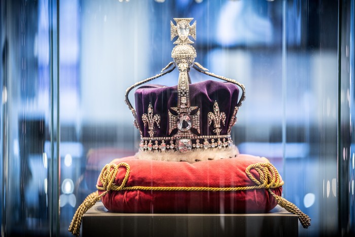 Replika Mahkota Queen Mother