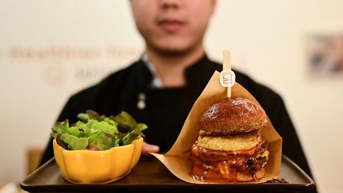 Resto di Thailand Jual Burger dari Jangkrik, Mau Coba? This photo taken on August 30, 2022, shows a plate of