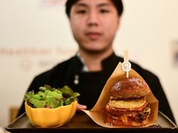 Resto di Thailand Ini Jual Burger dari Jangkrik, Mau Coba?
