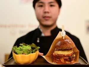 Resto di Thailand Ini Jual Burger dari Jangkrik, Mau Coba?