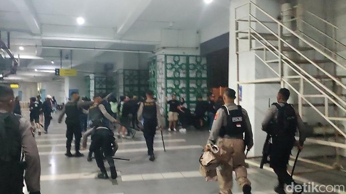 Ricuh Suporter di Stadion Pakansari Bogor. (Rizky/detikcom)