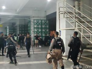 Ricuh Suporter di Stadion Pakansari Bogor, Polisi Tembakkan Gas Air Mata