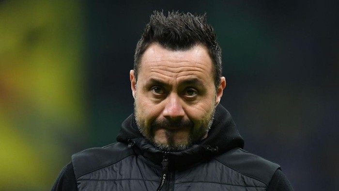 Roberto De Zerbi MILAN, ITALY - NOVEMBER 24: Roberto De Zerbi head coach of FC Shakhtar Donetsk looks on during the UEFA Champions League group D match between FC Internazionale and Shakhtar Donetsk at Giuseppe Meazza Stadium on November 24, 2021 in Milan, Italy. (Photo by Alessandro Sabattini/Getty Images)