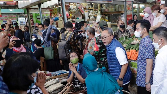 Saat Mendag Pantau Harga Kebutuhan Bahan Pokok Usai Kenaikan BBM Menteri Perdagangan Zulkifli Hasan mengungkapkan, harga barang kebutuhan pokok masih terpantau stabil, meskipun harga bahan bakar minyak bersubsidi mengalami kenaikan beberapa waktu lalu. Kementerian Perdangan akan terus memastikan harga barang kebutuhan pokok tetap stabil.